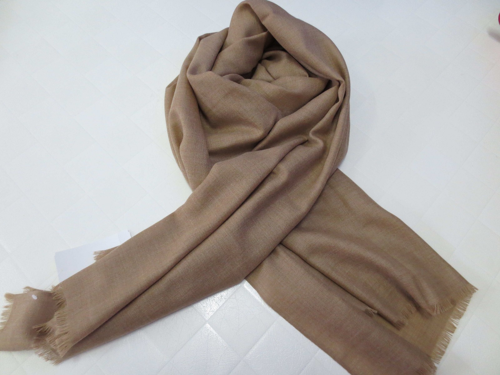 产地鄂尔多斯羊绒精纺素色披肩